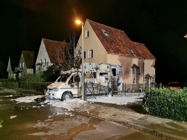 Wie von Geisterhand hatte sich das brennende Mobil bewegt. - © Feuerwehr Detmold