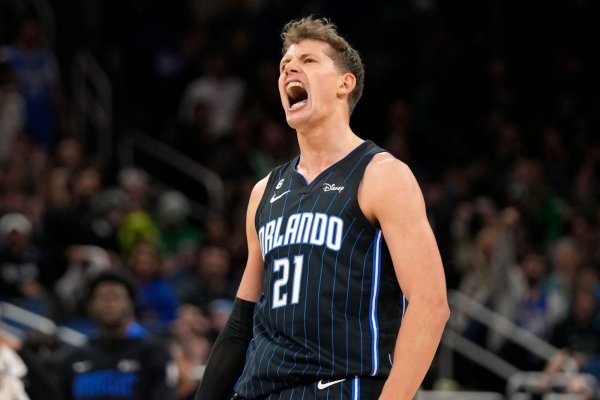 Moritz Wagner von den Orlando Magic jubelt nach einem 3-Punkte-Wurf. - © John Raoux/AP/dpa