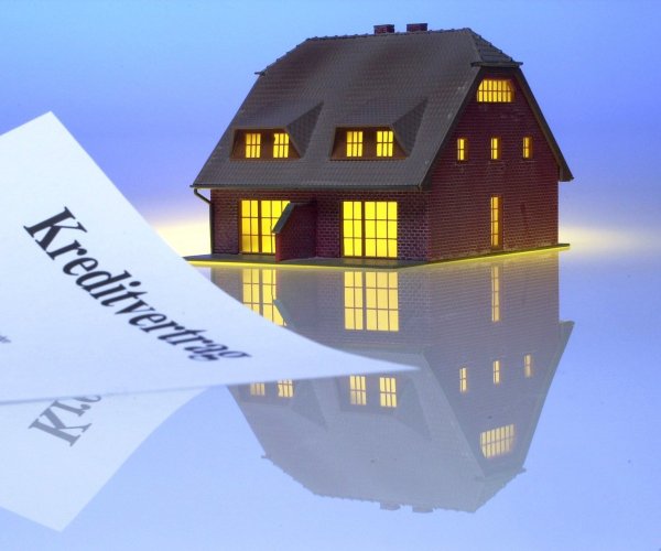 Kreditvertrag - © Foto: Volker Wenzlawski/Zentralbild/dpa-tmn