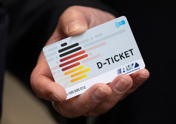 Ein «D-Ticket» im Chipkartenformat wird gezeigt. - © Boris Roessler/dpa