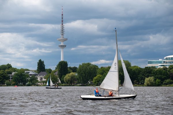 Segeln auf der Alster: Den Deutschen bleibt weniger Zeit für Freizeitaktivitäten. - © Jonas Walzberg/dpa