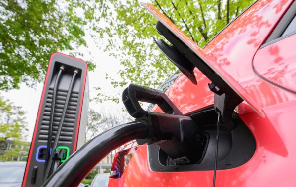Der Anteil reiner Elektroautos an den Neuzulassungen ist im August nach oben geschnellt. - © Julian Stratenschulte/dpa