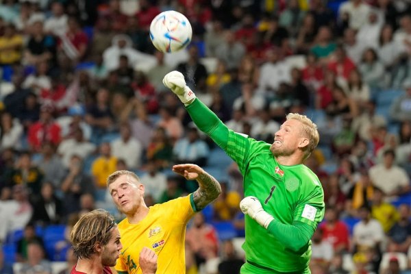 Torhüter Kasper Schmeichel (r) spielt in der kommenden Saison für den RSC Anderlecht. - © Francisco Seco/AP/dpa