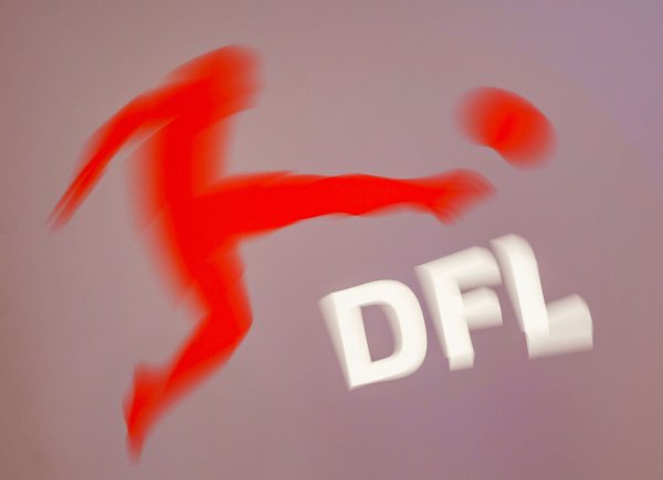 Die 36 Clubs der 1. und 2. Bundesliga sollen erneut über einen Investor abstimmen. - © Frank Rumpenhorst/dpa