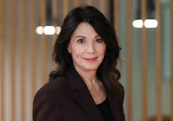 Schauspielerin Iris Berben kämpft seit vielen Jahren gegen Intoleranz und Antisemitismus. - © Jens Kalaene/dpa