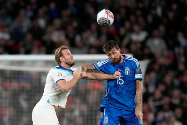 Englands Harry Kane (l) im Zweikampf mit Italiens Francesco Acerbi. - © Kirsty Wigglesworth/AP/dpa