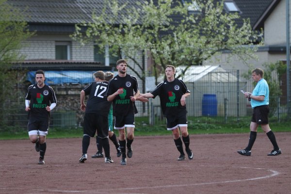 Abklatschen nach dem 1:0: Die Spieler des RSV Hörste freuen sich über die Führung in Pivitsheide. - © Oliver König