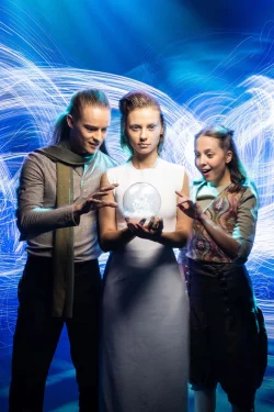 Zwischen Traumwelt und Wirklichkeit: In „Schneekönigin – das Musical“ wird das Publikum Teil eines spannenden Abenteuers mit zauberhaften Wesen und unbegrenzten Möglichkeiten. - © Nilz Böhme/Theater Liberi