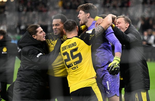 Borussia Dortmund bejubelt den Einzug ins Pokal-Achtelfinale. - © Arne Dedert/dpa