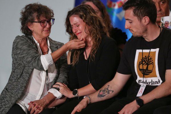 Viele der Angehörigen von Opfern der Flutkatastrophe 2024 in Valencia brachen bei der offiziellen Trauerveranstaltung in Tränen aus. - © Alberto Saiz/AP/dpa