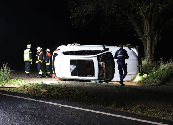 Der Fahrer ist schwer verletzt in ein Krankenhaus gebracht worden. - © Sascha Thelen/dpa