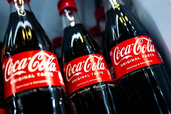 Coca-Cola Europacific Partners hat 24 Standorte in Deutschland für Produktion und Logistik. Dort sind insgesamt 6.500 Menschen beschäftigt. - © Sina Schuldt/dpa