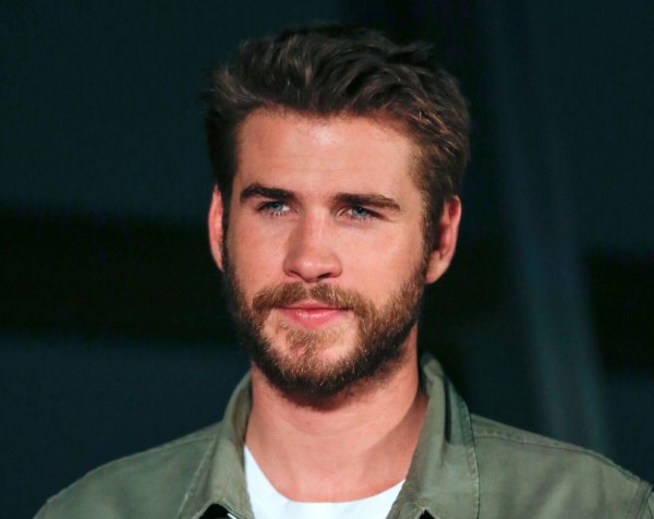 Schauspieler Liam Hemsworth ist eigenen Angaben zufolge seit ein paar Monaten verlobt. (Archivbild) - © Christopher Jue/epa/dpa