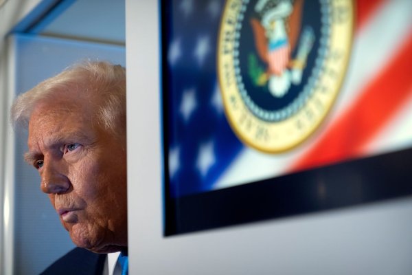 Eine dritte Amtszeit im Weißen Haus? Nun sagt sogar US-Präsident Donald Trump, dass das aufgrund der Rechtslage nicht möglich sei. - © Mark Schiefelbein/AP/dpa