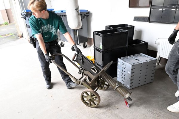 Polizisten transportieren ein Maschinengewehr ab. - © Roberto Pfeil/dpa