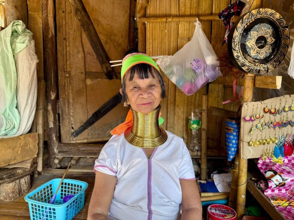 Viele «Long Neck Karen» leben als Minderheit im Norden von Thailand. - © Carola Frentzen/dpa