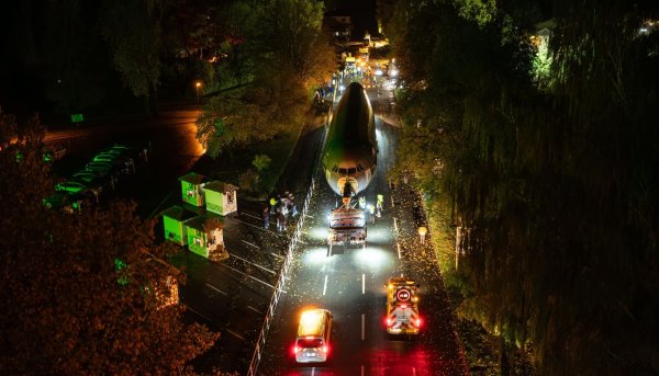 Innerhalb von drei Nächten wurde der Flieger zum Safaripark in der Südheide gebracht. - © Philipp Schulze/dpa