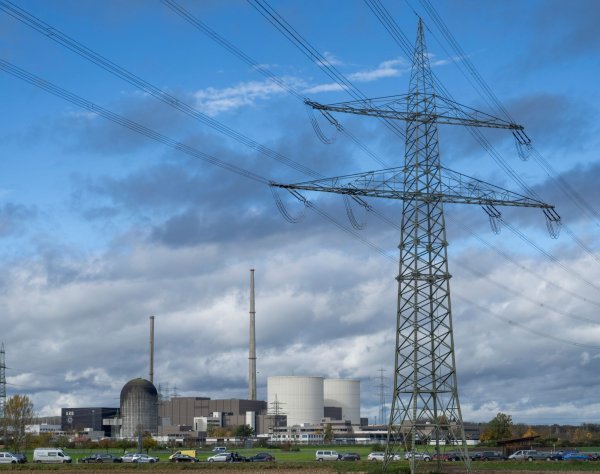Das ehemalige Kernkraftwerk nach der Sprengung der Markanten Kühltürme. (Archivbild) - © Stefan Puchner/dpa