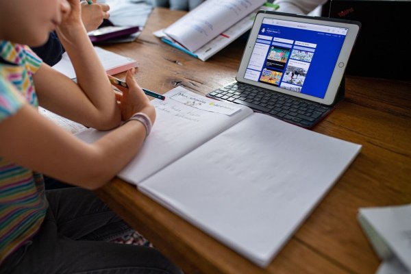 Nordrhein-Westfalen schafft rechtliche Klarheit, wann Distanzunterricht möglich ist. (Archivbild) - © Guido Kirchner/dpa