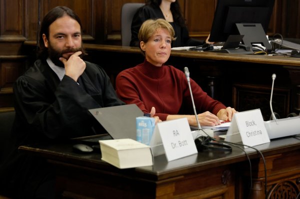 Vor Gericht erklärt Christina Block Einträge in ihr elektronisches Tagebuch, die sie kurz vor der Entführung ihrer Kinder machte. - © Georg Wendt/dpa POOL/dpa