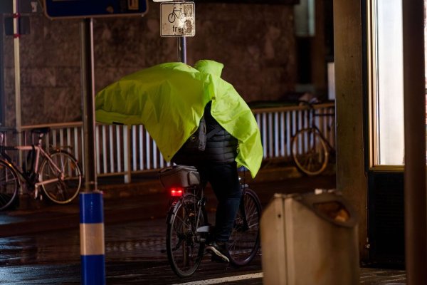 Am Donnerstag kündigen Meteorologen in Ostwestfalen und im Bergland starke bis stürmische Böen an. (Archivbild) - © Henning Kaiser/dpa