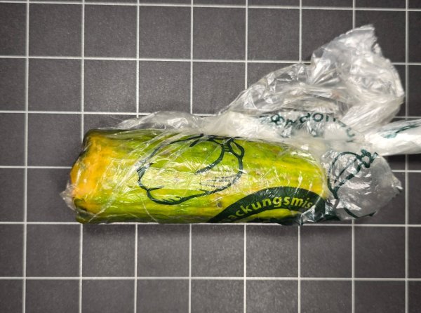Der Vater der Frau nahm das Paket mit der Gurke an und bezahlte. - © Polizei Sulzbach-Rosenberg/dpa