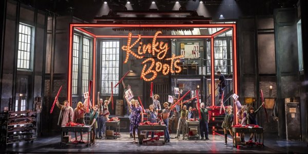 «Kinky Boots» erzählt die Geschichte von Charlie Price, der die angeschlagene Schuhfabrik seines toten Vaters erbt. - © Johan Persson/ATG Entertainment/dpa