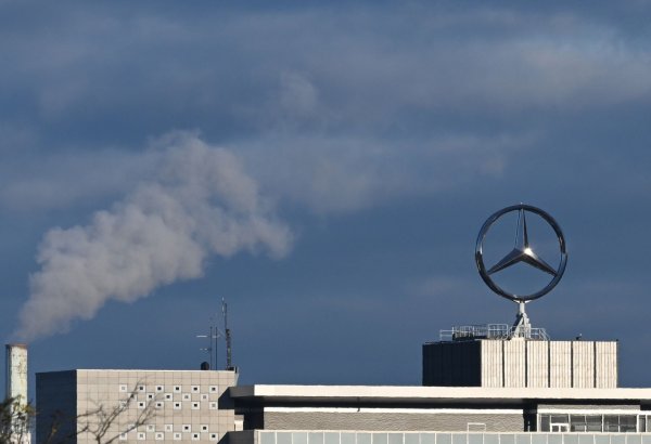 Mercedes-Benz mit Gewinneinbruch. (Foto aktuell) - © Bernd Weißbrod/dpa