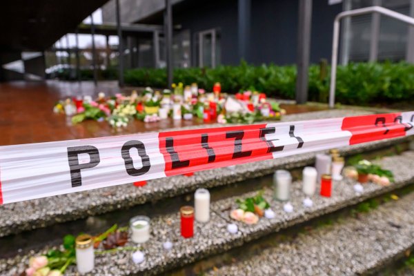Auf einer Treppe vor dem Berufskolleg Tecklenburger Land wurden Kerzen und Blumen abgelegt. - © Christopher Neundorf/dpa/Archivbild