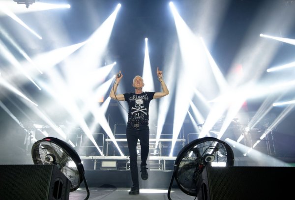 Der Sänger H.P. Baxxter von der Band Scooter eröffnete das Musikfestival «c/o pop» 2019. - © Henning Kaiser/dpa