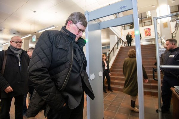 Kardinal Rainer Maria Woelki wartet im Foyer des Landgerichts vor der Sicherheitsschleuse. - © Marius Becker/dpa/Archivbild