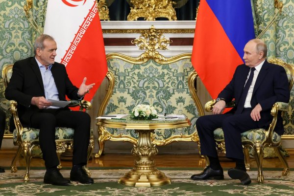 Russland und der Iran haben eine strategische Partnerschaft geschlossen - allerdings ohne eine Klausel über einen gegenseitigen militärischen Beistand. (Archivbild) - © Vyacheslav Prokofyev/Pool Sputnik Kremlin/AP/dpa