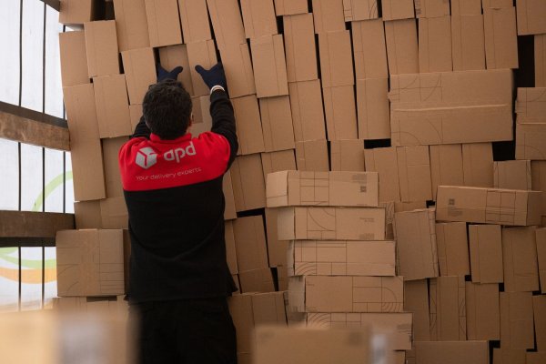 Ein Berg an Paketen, hier in einem Paketzentrum von DPD - an Logistikstandorten anderer Dienstleister sind es ähnlich große Massen. - © Rolf Vennenbernd/dpa