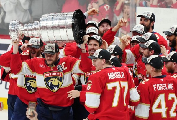 Der Stanley Cup ging erneut an die Florida Panthers. - © Nathan Denette/The Canadian Press/AP/dpa