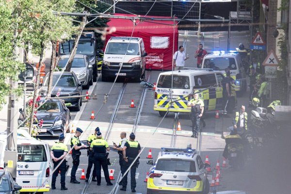 An einem Zebrastreifen wurde das Kind von einem Einsatzwagen der Polizei erfasst. - © Jonas Roosens/Belga/dpa