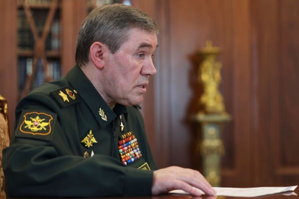 Russlands Generalstabschef Gerassimow soll ins Frontgebiet gereist sein. (Archivbild) - © Vyacheslav Prokofyev/Pool Sputnik Kremlin/AP/dpa