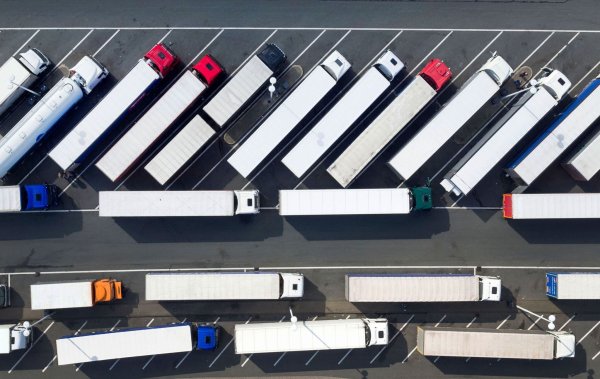 Wer als Lkw-Fahrer oder -Fahrerin einen Parkplatz sucht, ist oft gezwungen, an ungeeigneten Stellen zu halten. (Symbolbild) - © Arnulf Stoffel/dpa