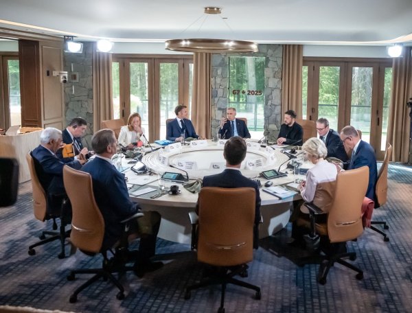 Mit Selenskyj, aber ohne Trump: Der G7-Gipfel nach der Abreise des US-Präsidenten. - © Michael Kappeler/dpa POOL/dpa
