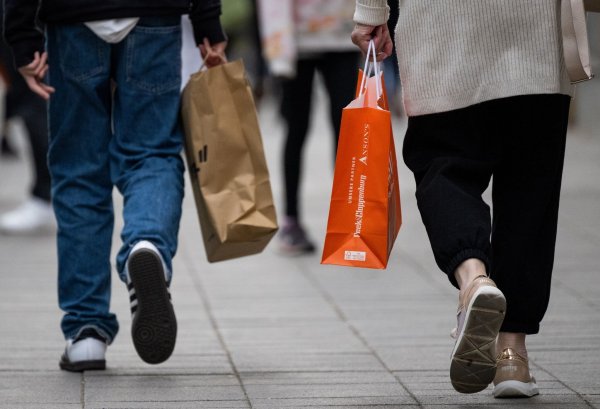Viele Menschen in Deutschland sparen wegen der gestiegenen Preise bei Mode. - © Monika Skolimowska/dpa