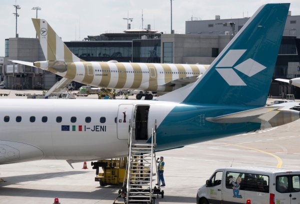 Ein Sonderflug mit 171 aus Israel ausgereisten Deutschen und Angehörigen ist von Jordanien aus Richtung Frankfurt gestartet. - © Boris Roessler/dpa