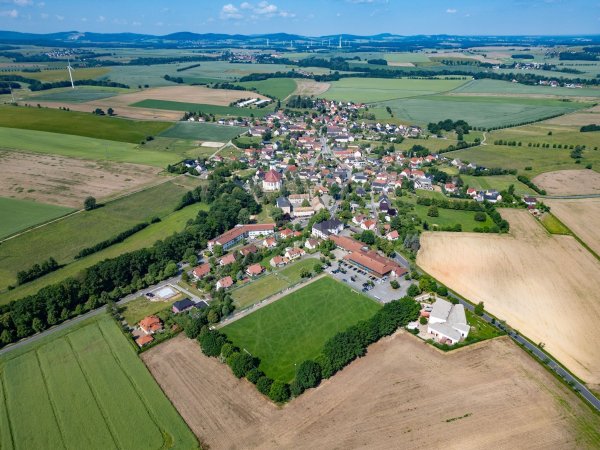 Auch auf dem Land versuchen viele Initiativen, kulturelle Angebote zu organisieren und den Zusammenhalt zu stärken. (Archivbild) - © Robert Michael/dpa