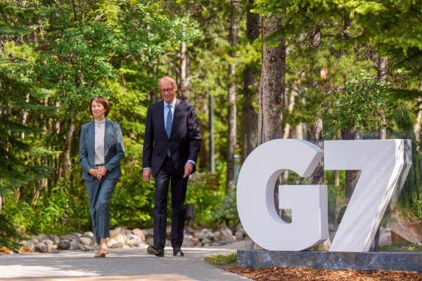 Aussagen von Bundeskanzler Friedrich Merz zu Israel und Iran am Rande des G7-Gipfels sorgen bei einigen in Deutschland für Befremden. (Archivbild) - © Michael Kappeler/dpa-Pool/dpa