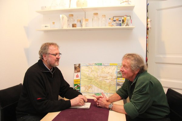 LZ-Redakteur Wolfgang Becker (links) tauscht sich mit Heinz Walter aus Hörste aus. Walter hat die Bürgerbewegung für Lage ins Leben gerufen. - © Privat