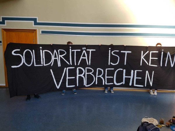 Einige Unterstützung erfährt der Flüchtlingshelfer im Gerichtssaal. - © Marianne Schwarzer