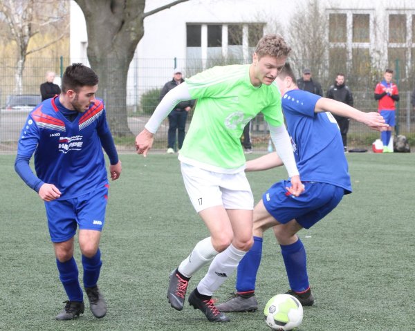 Durchsetzungsvermögen gefragt: Jannik Sprengelmeyer von der SG, hier im Spiel gegen Brakelsiek-Wöbbel, setzt sich gegen Leon Nikolakoudis (links) und Rhys Dunning (rechts) durch. Gegen den TuS WE Lügde wird ähnliche Raffinesse nötig sein. - © Sebastian Lucas
