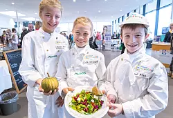Gesundheit steht im Fokus: F&uuml;r eine gesunde Ern&auml;hrung bereiten die Minik&ouml;che Marlen Koch, Lina St&ouml;vesand und Paul Pfau den Besuchern abwechslungsreiche Gerichte zu. - &copy; Foto: Laurenz Tegethoff