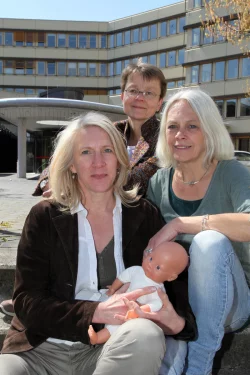 Lippes Nachwuchs im Blick: Martina Schl&uuml;pmann (Mitte) vom Kreisgesundheitsamt hat das Familienhebammenprojekt angesto&szlig;en. Hebamme Annette Vauth (links) und Familienkinderkrankenschwester Michaela St&ouml;lting besuchen Menschen, die Hilfe brauchen. 
- &copy; Bernhard Preuss