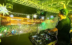 F&uuml;r diesen Anblick lohnt sich die M&uuml;he: DJ Matthias Richter alias "Tujamo" bringt Stimmung in die Menge. Wenn Tausende Menschen gleichzeitig jubeln, zahlt sich die eine oder andere &Uuml;berstunde aus, erz&auml;hlt Richter. - &copy; Foto: Teylor Soares