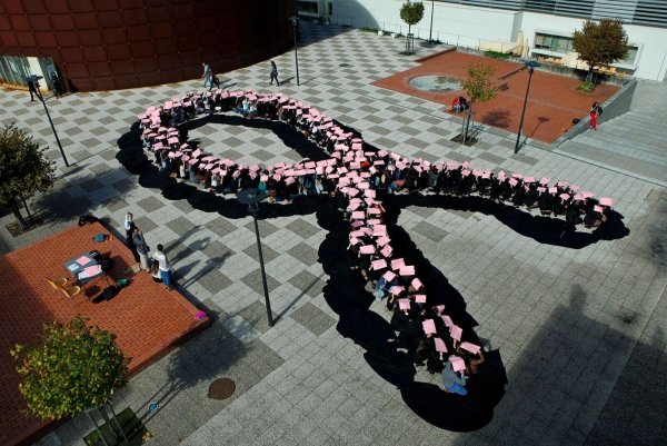 Die rosa Schleife ist ein internationales Symbol, dass Bewusstsein für Brustkrebs schaffen will. Eine von acht Frauen ist im Laufe ihres Lebens davon betroffen. - © Miguel A. Lopes/dpa