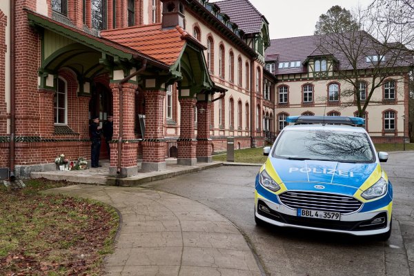 Nach zwei Gewalttaten in Beelitz-Heilstätten südwestlich von Berlin ermittelt die Staatsanwaltschaft wegen Mordes und versuchten Mordes. - © Michael Ukas/dpa